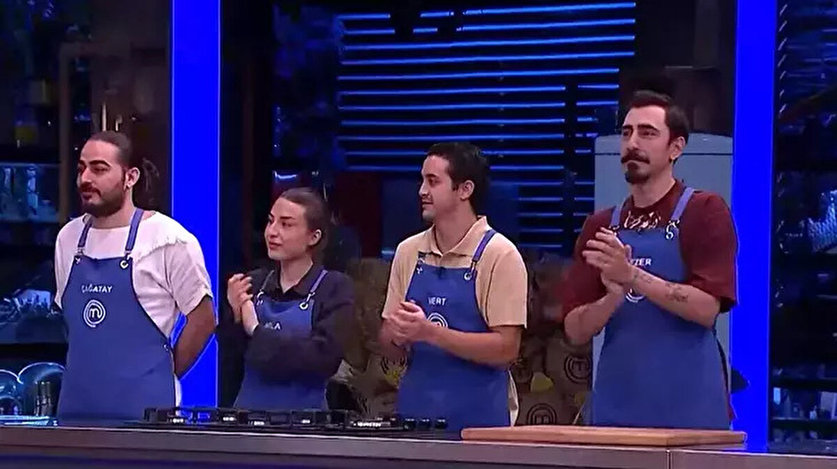 MasterChef eleme potasına kim girdi?<br><br>Kırmızı takımın galibiyeti sonrası mavi takım yarışmacıları arasında yapılan oylamada haftanın yeni eleme adayları belli oldu.<br>Eleme potasına giren isimler Sezer ve Çağatay oldu.