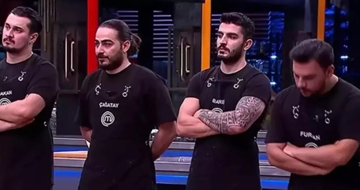 TV8 ekranlarının fenomen yarışması MasterChef Türkiye, 27 Kasım 2025 akşamı heyecan dolu bir bölümle ekranlara geldi. Haftanın ilk elenen yarışmacısının belli olmasının ardından takımlar, yeni bir motivasyonla 3. dokunulmazlık oyunu için tezgah başına geçti. Kıyasıya rekabetin yaşandığı gecede kazanan takım rahat bir nefes alırken, kaybeden takımda eleme gerginliği hakimdi. Peki, MasterChef'te potaya kim gitti?
