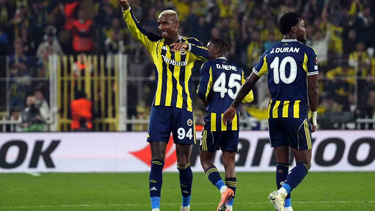 “Dün geceki Asensio-Talisca birlikteliği… Tabii ki, 15-20 dakikalık sürelerde birlikte oynayabilirler. Dünkü maç bence eğer Tedesco'yu ders niteliğinde olmazsa, derbi rakibinin eksiklerine rağmen çok zor geçer." [SABAH] <br>