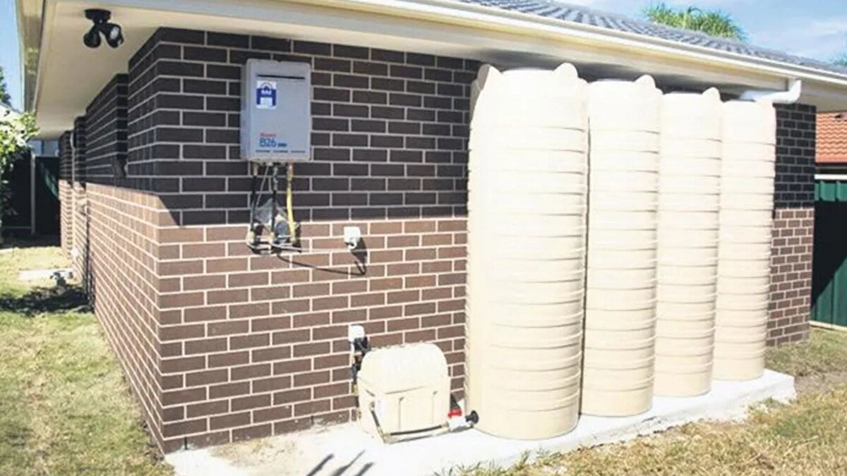 Yağmur suyu kullanımı için yeni kurallar<br><br>Bakanlığa göre yağmur suyunu depolayan sistemler; 7 metreküp üzeri depo hacmine sahip yapılar, 2 bin metrekareden büyük parseller, çatı iz düşümü 1000 metrekareyi aşan özel projeler ve kamu binalarında uygulanacak. Arıtılan yağmur suyunun, özellikle bahçe sulama ve tuvalet rezervuarlarında kullanılarak yılda yaklaşık 6,2 milyon metreküp tasarruf oluşturması bekleniyor.<br><br>Gri su sistemi turizm ve ticari tesislerde zorunlu<br><br>Gri su geri kazanımı ise düzenleme kapsamında daha dar fakat yoğun su tüketen yapılarda mecburi tutuldu. Yatak kapasitesi 200’ün üzerindeki oteller, 10 bin metrekareyi geçen alışveriş merkezleri ve 30 bin metrekareden büyük kamu yapıları, duş ve lavabolardan elde edilen gri suyu arıtıp yalnızca tuvalet rezervuarlarında değerlendirecek. Bu uygulamanın yılda yaklaşık 4 milyon metreküp suyu şehir şebekesinden bağımsız hâle getireceği belirtiliyor.