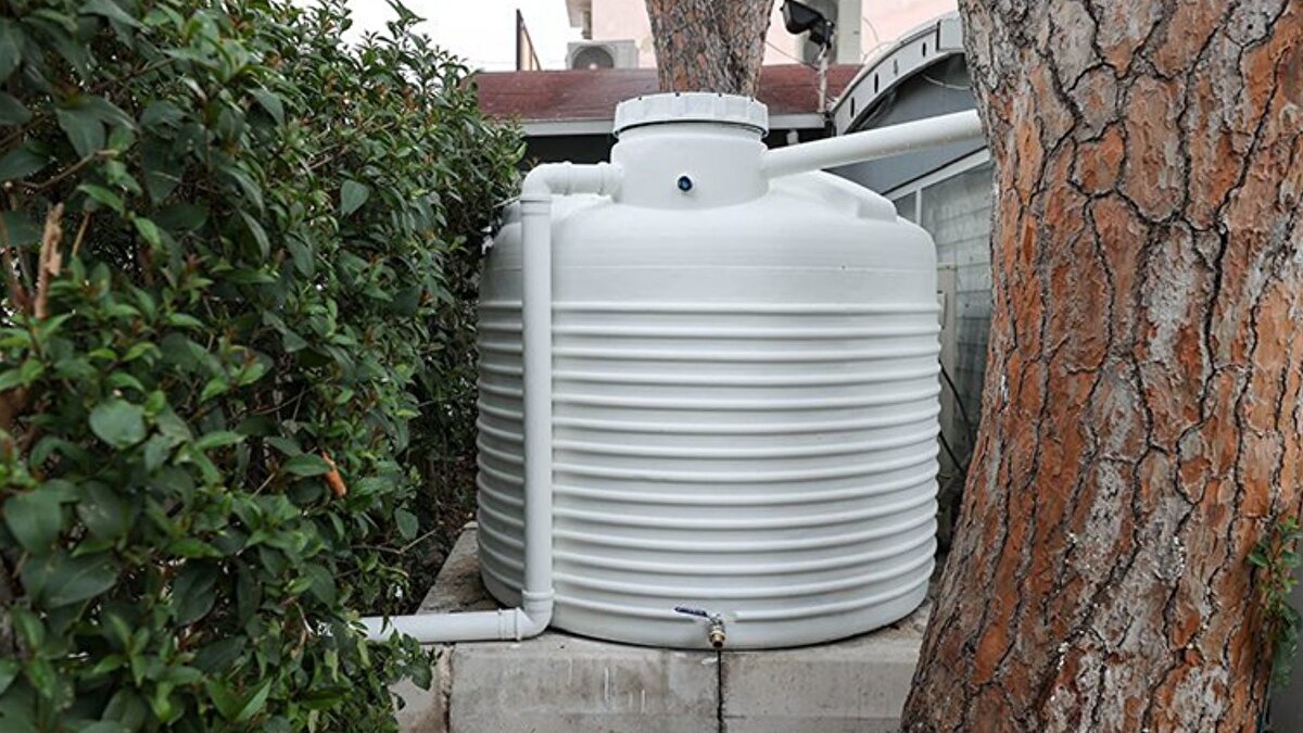 Depolama tankları ve mevzuat kriterleri<br><br>Yeni yönetmelik, depolama tanklarının yerleşimine ilişkin ayrıntılı teknik şartlar da içeriyor. Buna göre tanklar çoğunlukla yan ve arka bahçelere yer altına yerleştirilecek; ön bahçede bulunması hâlinde ise yapı ile yol arasında en az 2 metrelik mesafe aranacak. Yağmur suyu tank kapasitesi ilin yıllık yağış ortalamasına göre belirlenirken, gri su depolarının ilgili rezervuarlarda kullanılacak suyun yarısını karşılaması zorunlu olacak.