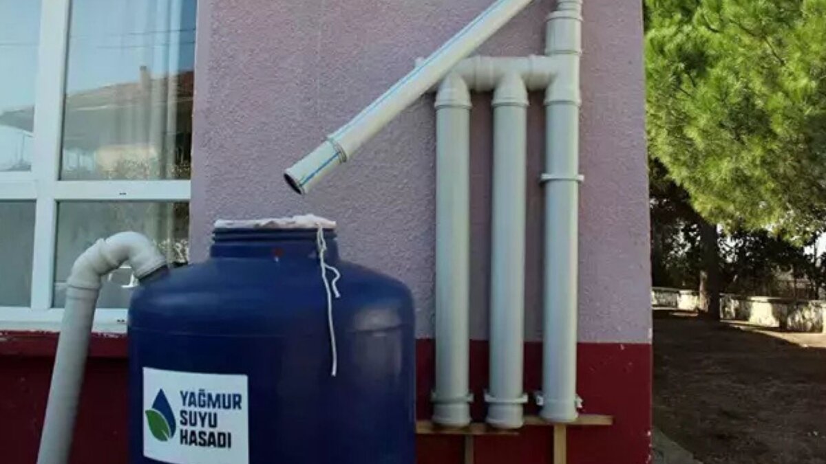 Türkiye’nin su yönetimi politikalarında önemli bir adım atıldı. Çevre, Şehircilik ve İklim Değişikliği Bakanlığı, yağmur suyu hasadı ve gri su sistemi kurulumunu belirli ölçekteki özel yapılar ile kamu binaları için 2026 itibarıyla zorunlu hâle getirdi. Planlı Alanlar İmar Yönetmeliği’nde mart ayında yapılan değişiklikle, yıllık ortalama su tüketiminde ciddi tasarruf sağlayacak yeni kurallar resmileşti.