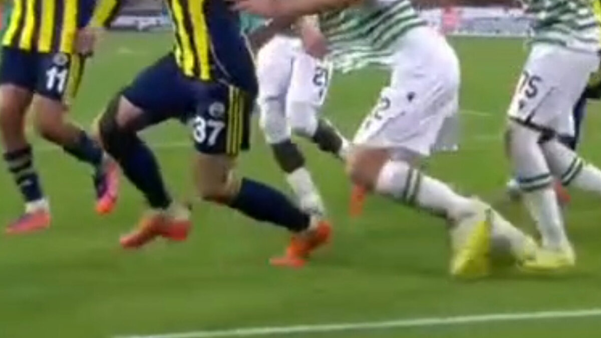 "Skriniar’ın topuğuna bastı, pozisyon penaltıydı"<br><br>Uzatmalarda Duran'a çıkan kırmızıya asla katılmıyorum, çünkü kafa atmıyor. Kafa kafaya didişme var, sarı yeterliydi. 90+6'da Skriniar'ın topuğuna Joseph ayak ucu ile basıyor. Çok zor bir pozisyon. Hakem görüp verse kimse bir şey diyemez. Kalabalık ayaklar, kapalı ve çok kaba basma gözükmeyince VAR da devre dışı kaldı. Bu pozisyon penaltıydı.<br>“Duran toplarda uyursanız golü yersiniz”<br>