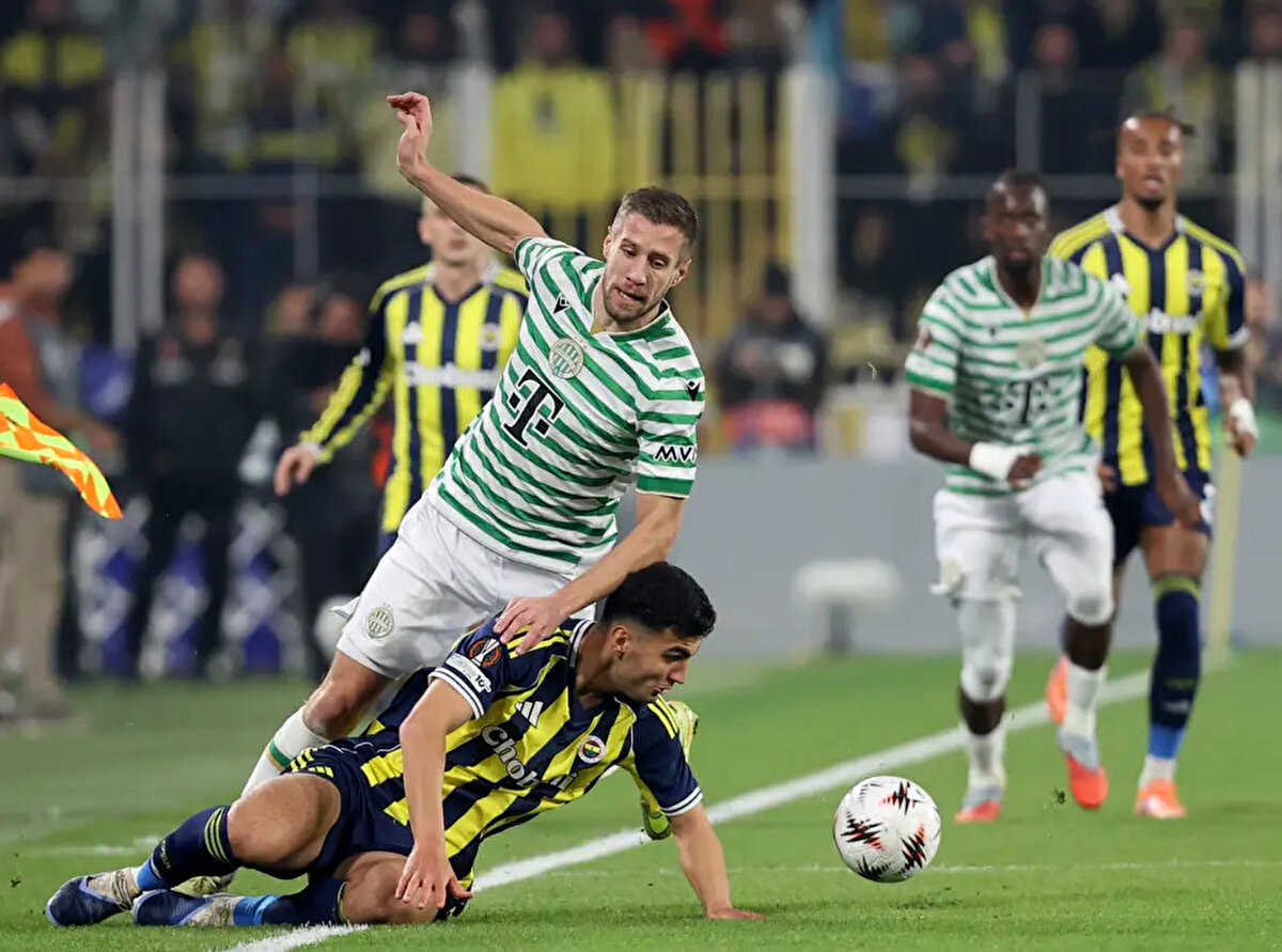 Fenerbahçe, UEFA Avrupa Ligi'nde Ferencvaros ile 1-1 berabere kaldı. Karşılaşmaya sarı lacivertlilerin 21 yaşındaki stoperi Yiğit Efe Demir, ilk 11'de başladı. Başarılı performansıyla taraftardan alkış alan genç stoper, yaşadığı sakatlık sonrası 76. dakikada oyundan çıktı.