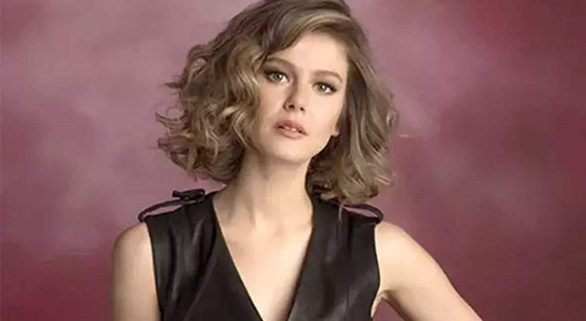 Türkiye’de özellikle Camdaki Kız dizisindeki “Nalan” rolüyle geniş kitlelere ulaşan Burcu Biricik, son yıllarda ekran projelerine ara vererek ağırlığı aile hayatına verdi. 2016 yılında fotoğrafçı Emre Yetkin ile evlenen oyuncu, Temmuz ayında dünyaya gelen kızları Luna’nın ardından yaşam önceliklerini yeniden şekillendirdi.