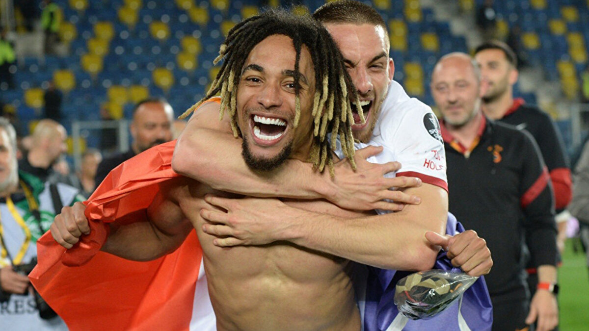 Geçtiğimiz sezon sakatlıkları nedeniyle yalnızca 20 maçta forma giyen 25 yaşındaki futbolcu, ödenen yüksek bonservis nedeniyle beklentilerin gerisinde kaldı.