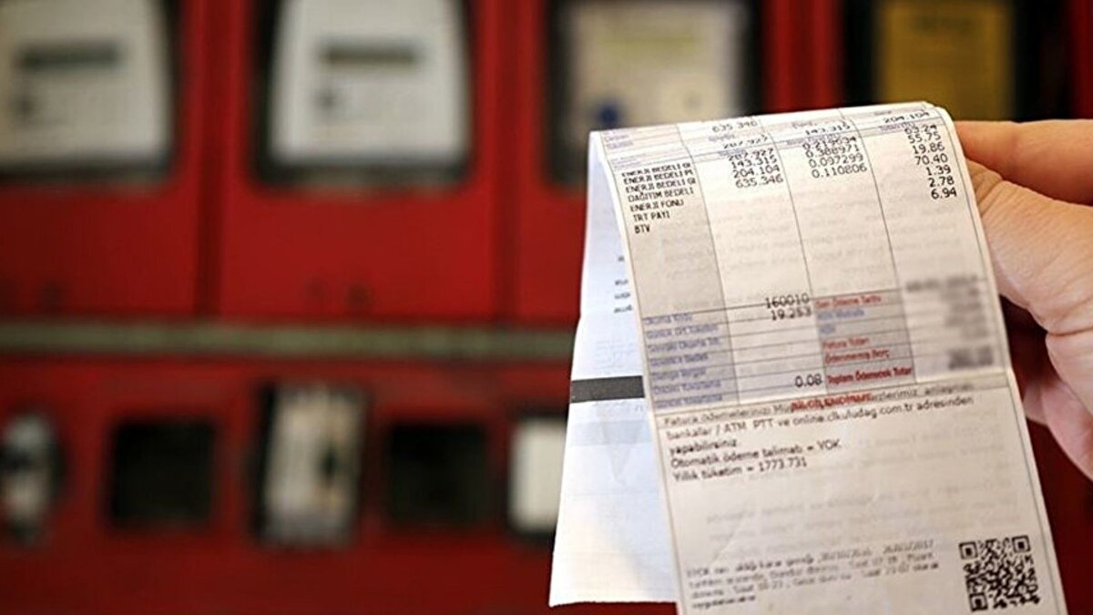 Destek sınırının düşmesi tartışma yarattı<br><br>Tüketiciler Birliği Antalya Şube Başkanı Neşet Gündüz, yapılan değişikliğin özellikle tüketimini kontrol etmekte zorlanan dar gelirli aboneleri doğrudan etkileyeceğini söyledi. Gündüz, 4 bin kilovatsaatlik sınırı aşan kullanıcıların çift tarifeli fatura ödemek zorunda kalacağını hatırlatarak düzenlemenin kapsamının genişletilmesi gerektiğini ifade etti.