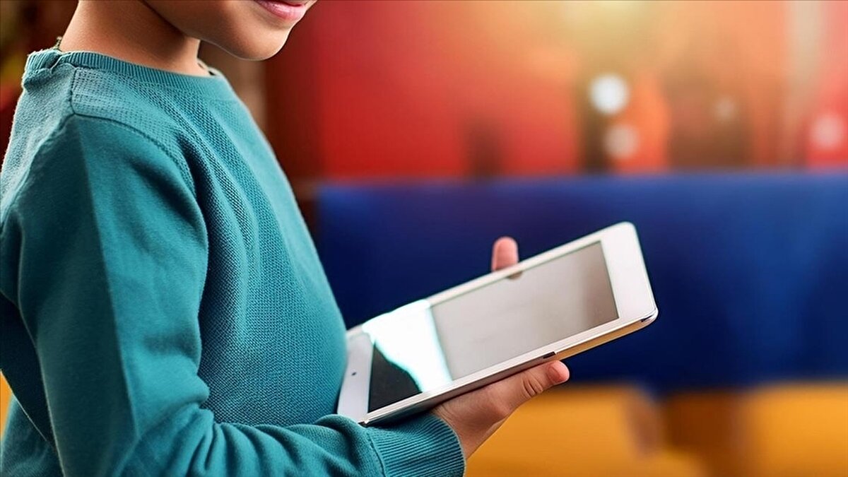 Ulaştırma ve Altyapı Bakanı Abdulkadir Uraloğlu, TBMM Çocuk Hakları Alt Komisyonu üyeleriyle bir araya gelerek çocukların dijital ortamda daha güvenli bir ortamda bulunmasını sağlayacak düzenlemeleri değerlendirdi.<br>Görüşmede özellikle sosyal medya kullanımında yaş sınırı getirilmesi ve gençlerin dijital ortamlarda korunması temel gündem maddeleri arasında yer aldı.