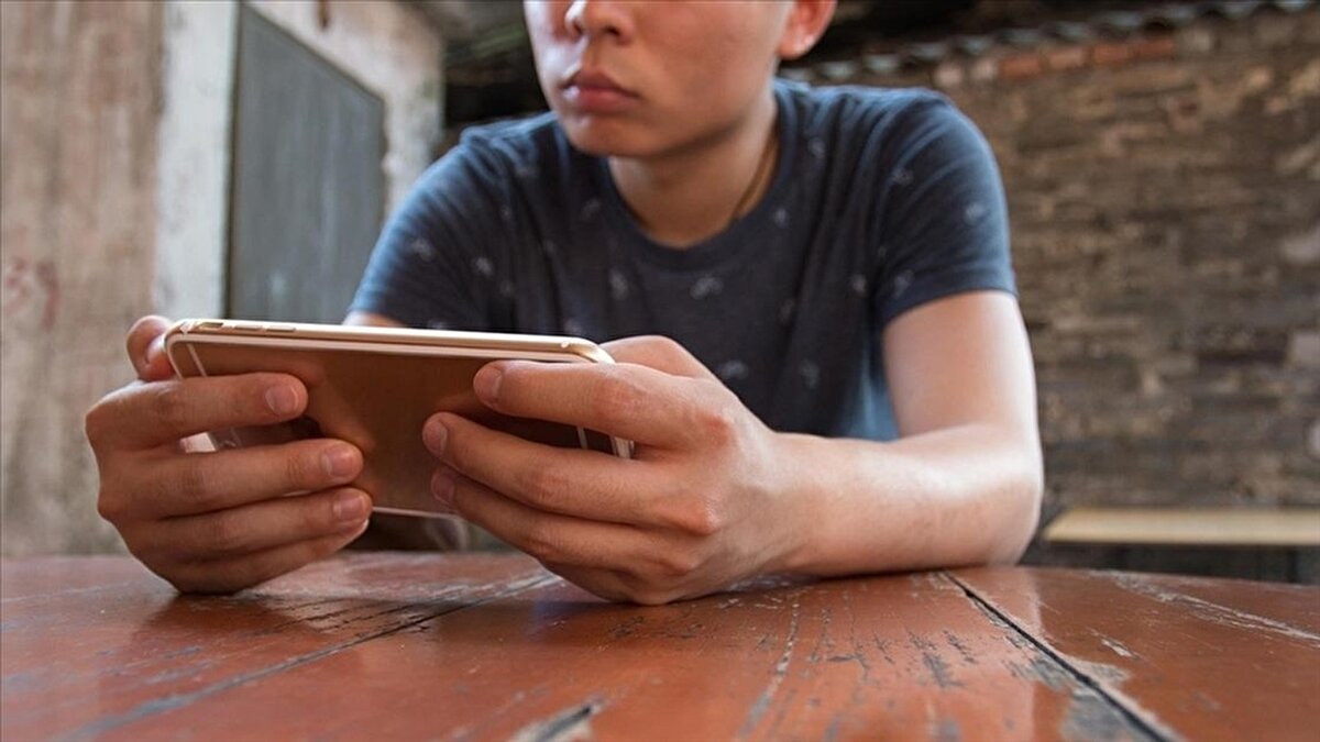 Değerlendirilen iki seçenekten ilki, 13 yaş altındaki çocukların sosyal medya platformlarına tamamen erişiminin yasaklanması. Daha güçlü ihtimal olan ikinci model ise 13–16 yaş arasında hesap açmanın ebeveyn onayına bağlanması. Aile ve Sosyal Hizmetler Bakanlığı’nın, 16 yaş altını kapsayan bir düzenleme üzerinde durduğu ifade ediliyor.