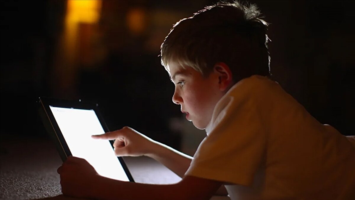 Teknoloji devlerinin mevcut kuralları<br>Facebook, TikTok ve Snapchat gibi platformlar uzun süredir 13 yaş altı kullanıcıların kayıt olmasına izin vermiyor. Ancak çocuk koruma uzmanları, bu sınırlamanın birçok ülkede kâğıt üzerinde kaldığını, küçük yaş gruplarının kolaylıkla hesap açabildiğini belirtiyor.