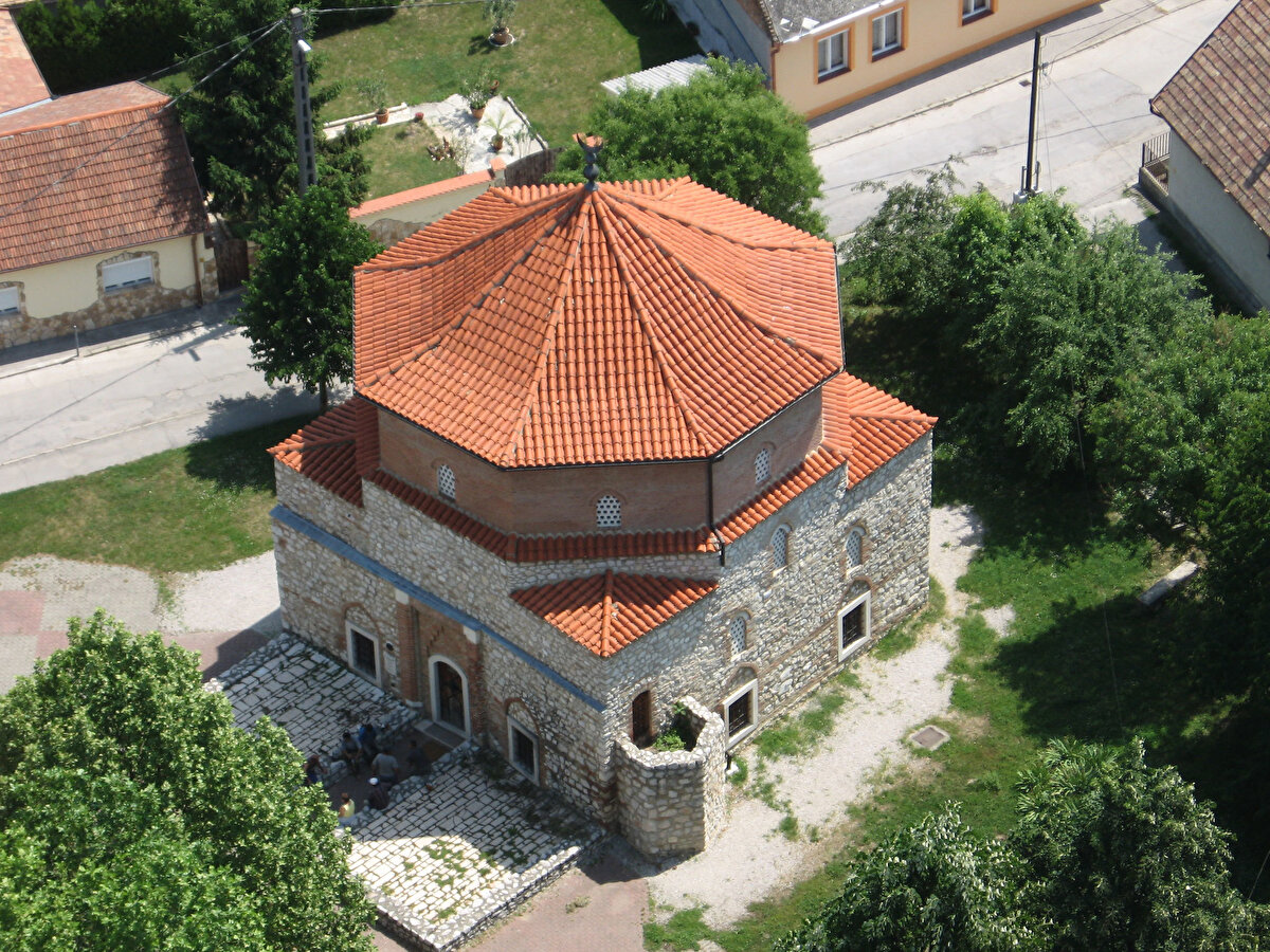 19. yüzyılda Osmanlı-Rus Harbi, Balkan Savaşları ve bölge ülkelerindeki iç savaşların ardından Balkanlarda bulunan Osmanlı mimarî eserleri büyük bir tahribata uğramıştır. Osmanlı Devleti’nin çöküşüyle hız kazanan tahribat sonucunda, birçok mimarî eser ev veya kiliseye çevrilmiş yahut bakımsızlığa terk edilmiştir. Ancak Macaristan’ın Sikloş şehrinde bulunan Malkoç Bey Camii bunca badireyi atlatarak günümüze ulaşmayı başarmış nadir eserlerdendir.