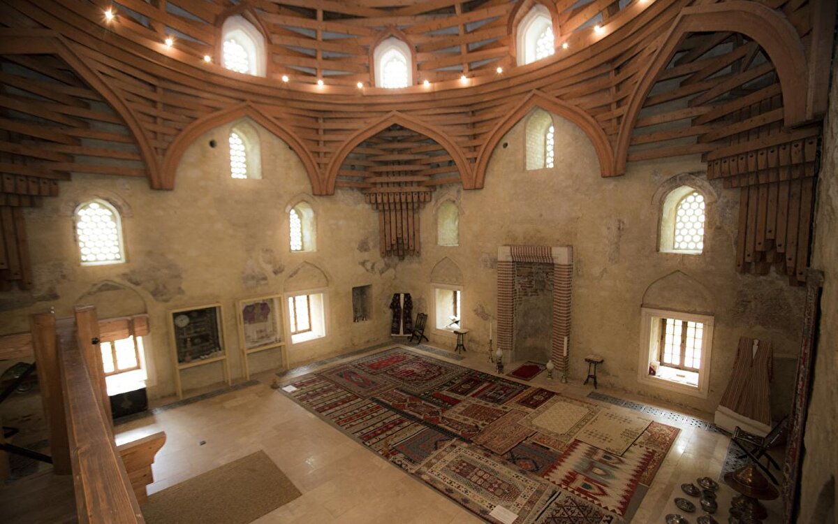 Dışarıdan 12 m kadar uzunluğa sahip kare planlı bir yapı olan caminin her cephesinde altta ikişer büyük pencere vardır. Ayrıca üstte daha ufak pencerelerden başka kubbe kasnağında da pencereler bulunur. Yaklaşık 9,80 m çapındaki kubbeye geçiş köşe trompları ile sağlanmıştır.