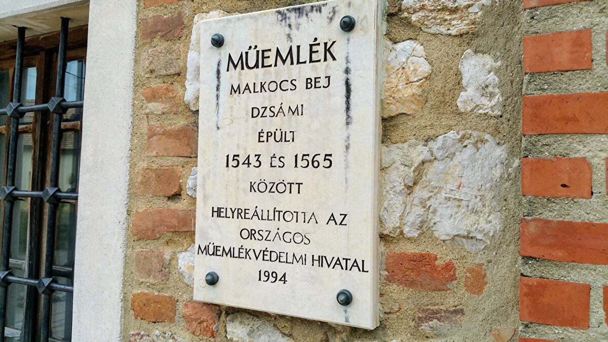 Mescit, 16. asrın başlarında akıncı ailelerinden Segedin Alaybeyi Kara Ali Bey’in kardeşi Malkoç Bey tarafından yaptırılmıştır. 