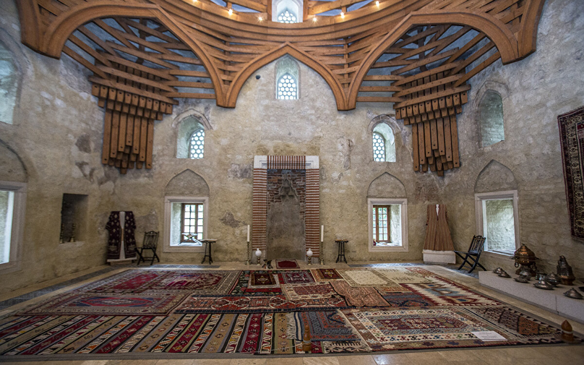 Osmanlı Devleti’nin 1541 yılında Budapeşte’yi almasının ardından Macaristan’da imar çalışmalarına başlanılmış ve bu bölgeye birçok mimarî eser inşa edilmişti. Bu eserlerden biri de Malkoç Bey Camii’dir.