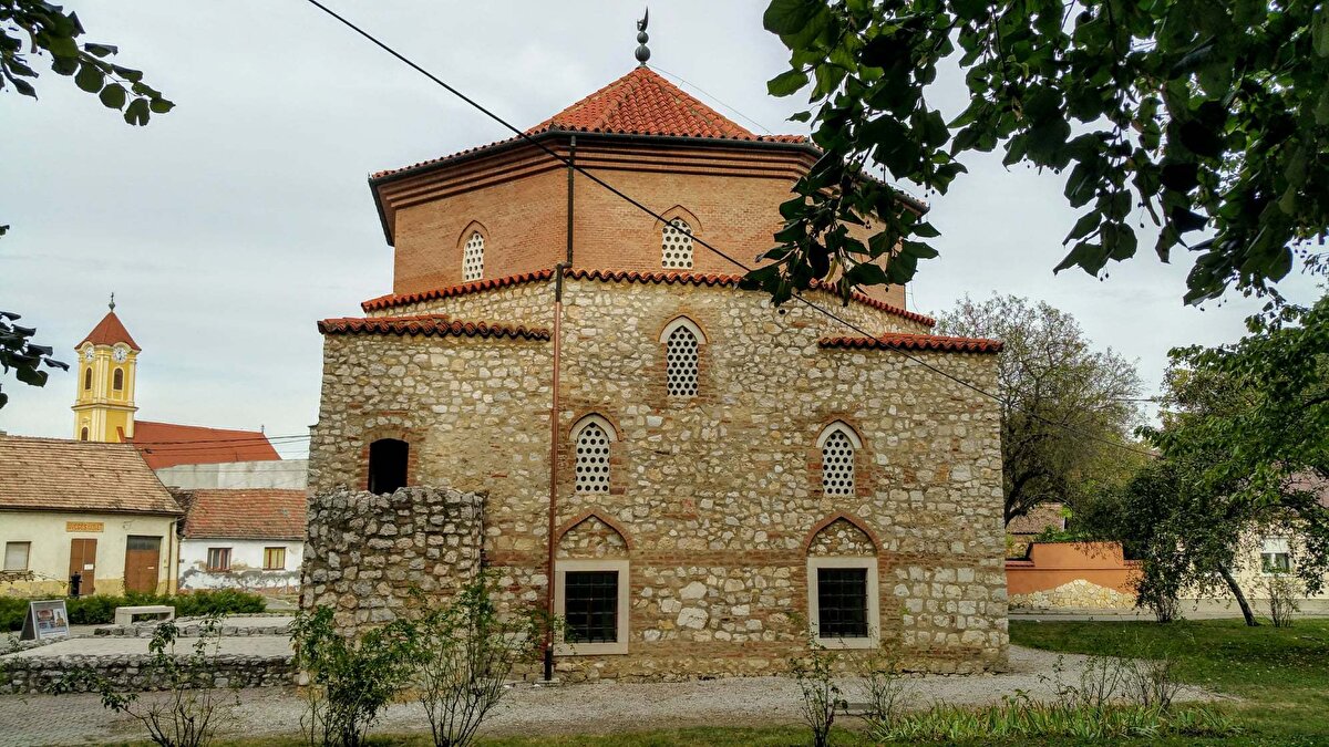 Günümüzde müze olarak kullanılan ve Türk el sanatlarını sergilendiği Malkoç Bey Camii, bölgede Müslüman cemaatin az olması sebebiyle sadece Cuma ve Bayram namazlarında cemaate açılmaktadır.