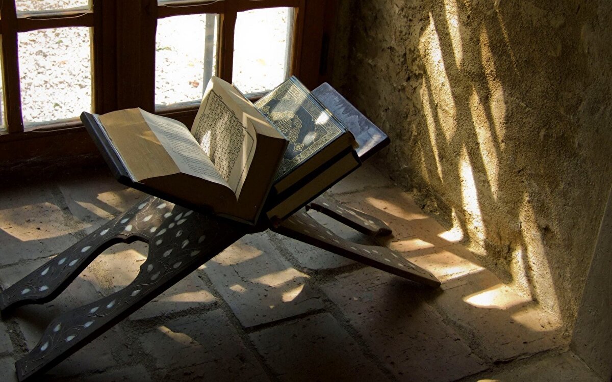 Uzun yıllar hizmet veren cami, Osmanlı’nın bölgeden çekilmesiyle sahipsiz kalmış, bir müddet sonra büyük ölçüde değişikliğe uğramış ve ev haline getirilerek yaklaşık üç asır boyunca öylece kullanılmıştır. Bu dönemde camiye bir kat eklenmiş, dışardan bir merdiven ve bir de baca inşa edilmiştir. Ayrıca caminin çevresi de evlerle kapatılmıştır. 