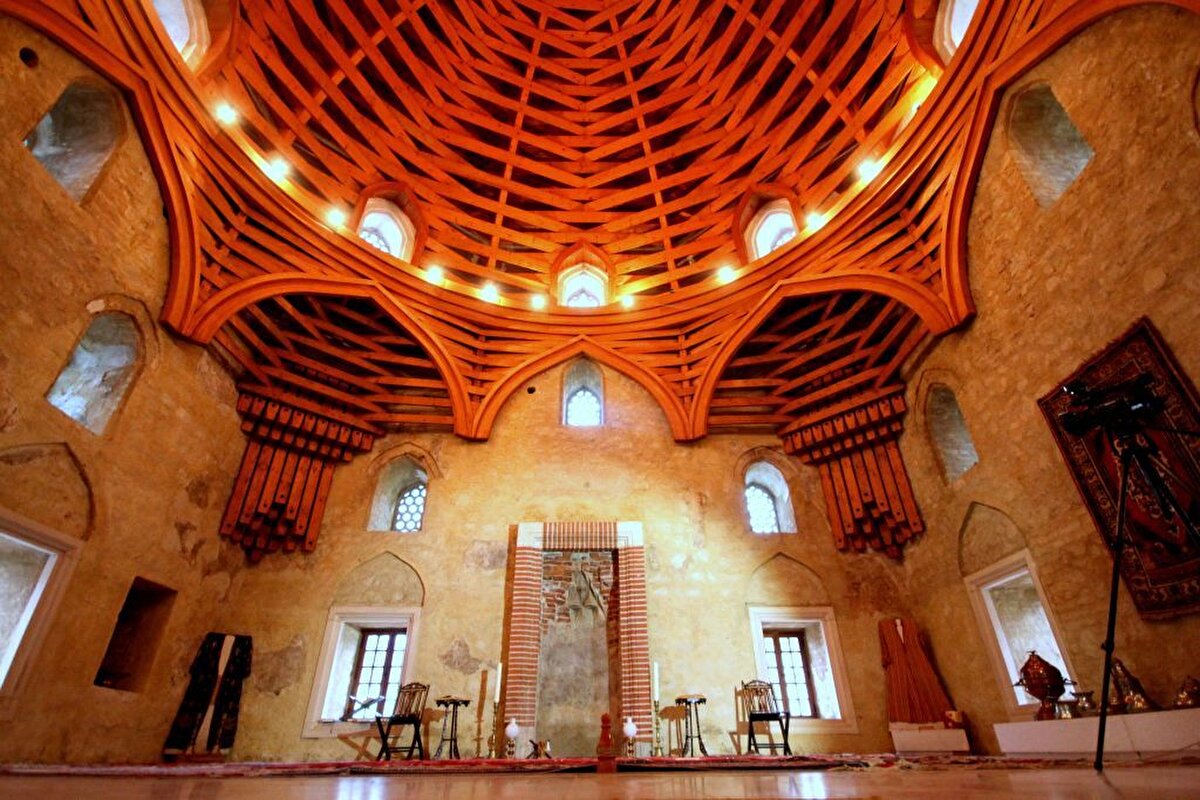 Evliya Çelebi, Kanije’yi kurtarmak için çıkılan seferde uğradığı Şikloş’ta kalenin etraflı bir tarifini yaptıktan sonra beşi Müslümanlara, ikisi Hristiyanlara ait dış varoştaki mahallelerde yedi cami ve mescit bulunduğunu bildirerek bunlardan koruluk içinde olan Malkoç Bey Camii’nden kısaca bahseder. O yıllarda mevcut cami kurşun örtülü olup yüksek bir minareye sahiptir.