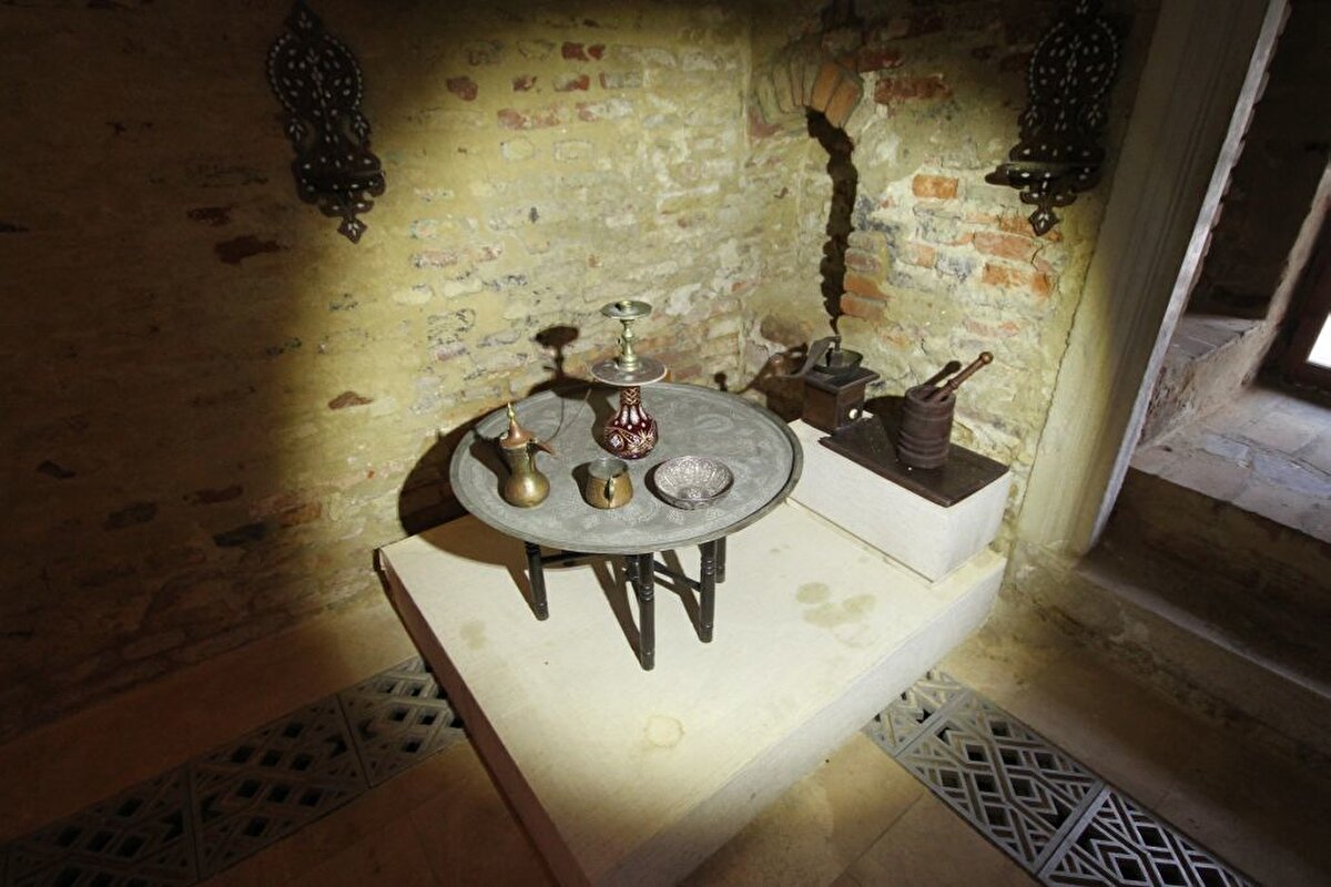 Cami zaman içinde birçok tadilata uğradığı gibi 1901’de kubbesi ve bir kısım duvarları yıkılmış, daha sonra da pek çok değişiklik görmüştür. 1980’e doğru restorasyon çalışmaları başladığı sırada caminin içinde ve dışındaki eklemeler kısmen kaldırılmış, mimarî ana çizgileriyle belirlenerek pencereler ve mihrap ortaya çıkarılmıştır. 