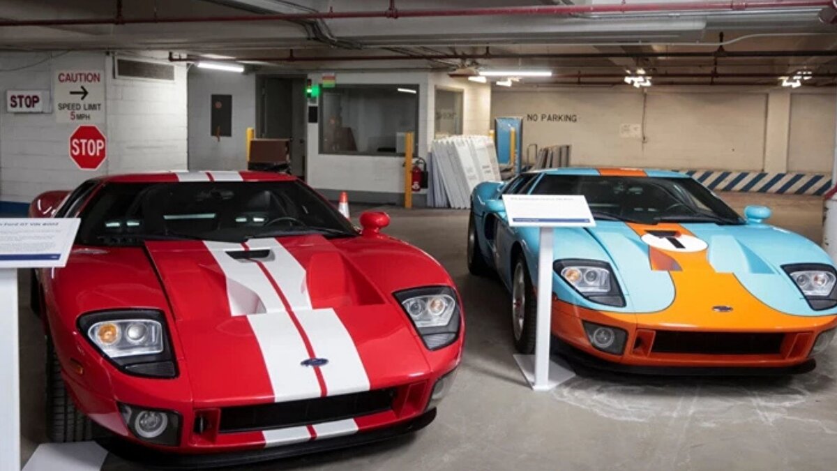 Bu özel Ford GT’nin kilometre sayaç değeri yalnızca 5.956 km. Bu, hem arabanın bakımının düzenli yapıldığına dair güven veriyor hem de koleksiyon değeri açısından önemli bir artı. Araç, orijinal jant setiyle birlikte, ek olarak güncel jant takımı ile alıcısına sunuluyor.