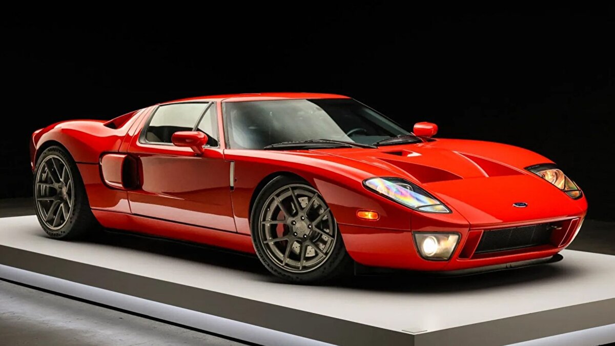 Neden bu kadar değerli?<br><br>Araç, “Mark IV Red” adlı nadir renkte ve yarış bandı içermeyen özel konfigürasyona sahip. Sadece 14 kopyası üretilmiş olması, Ford GT’yi koleksiyon açısından son derece nadir kılıyor. Ayrıca, kaputunun altında 5.4 litrelik süperşarjlı V8 motor ve 6 ileri manuel şanzıman yer alıyor; bu teknik özellikler aracın performans ve prestij değerini artırıyor.