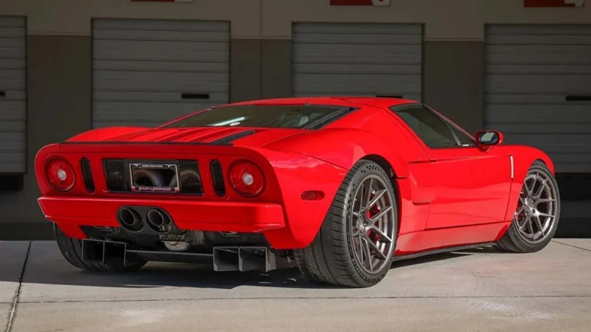 Ünlü aktör Paul Walker’ın kişisel koleksiyonundan çıkan 2005 model Ford GT, açık artırmaya çıkarıldı. Bu özel araç, otomobil tutkunları ve koleksiyonerler tarafından yoğun ilgi gördü. Mevcut teklifler şimdiden 550.000 doları yani yaklaşık 23 milyon TL’yi geride bırakmış durumda.