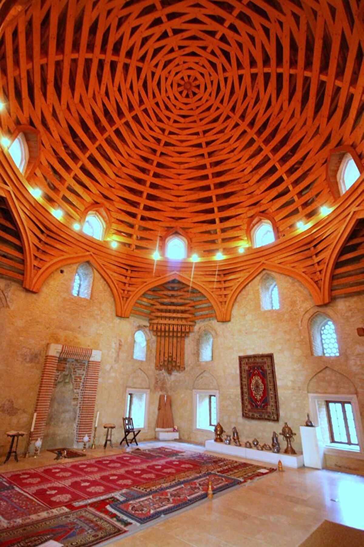 Dışarıdan 12 m kadar uzunluğa sahip kare planlı bir yapı olan caminin her cephesinde altta ikişer büyük pencere vardır. Ayrıca üstte daha ufak pencerelerden başka kubbe kasnağında da pencereler bulunur. Yaklaşık 9,80 m çapındaki kubbeye geçiş köşe trompları ile sağlanmıştır.