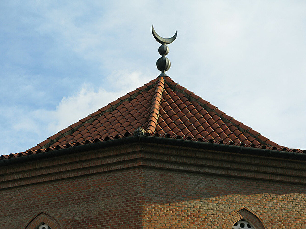 Ardından sürdürülen çalışmalarla cami 1992’de esaslı şekilde tamir edilmiştir; ancak yıkılmış olan minare ve son cemaat yeri eklenmemiştir. Bosna savaşı esnasında cami Bosnalı mülteciler tarafından ibadete açılmıştır.