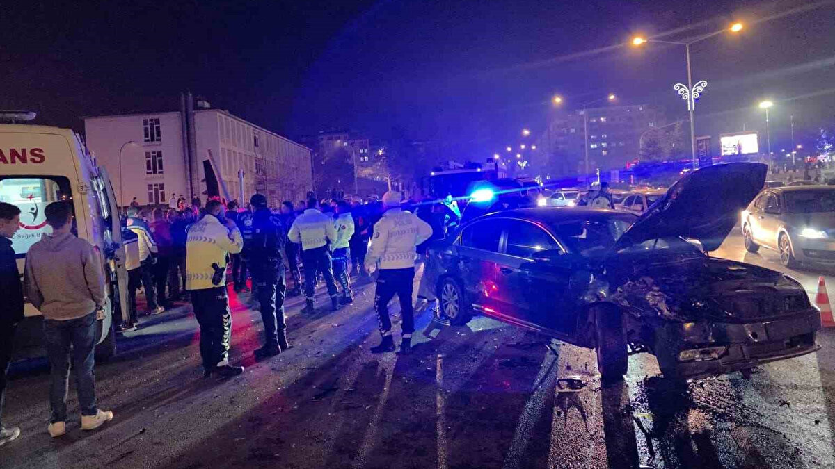 Kazanın yaşandığı cadde bir süre trafiğe kapatılırken, polis ekipleri olayla ilgili inceleme ve soruşturmayı sürdürüyor.