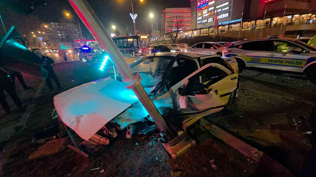 25 AAD 325 plakalı Tofaş marka aracı süren S.D., polis ekiplerinden kaçarken kavşakta 25 ADG 749 plakalı başka bir araca çarptı ve ardından aydınlatma direğine çarpmasıyla araç adeta hurdaya döndü.