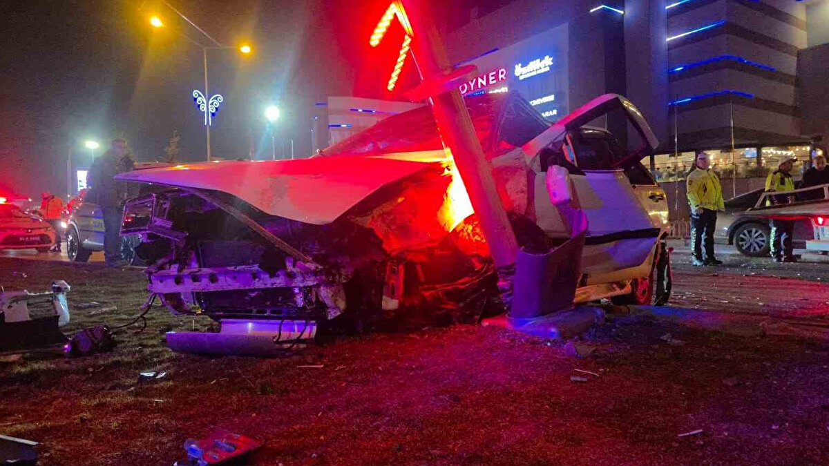 Kazada her iki aracın sürücüleri ile R.Ş. isimli bir yolcu yaralandı.