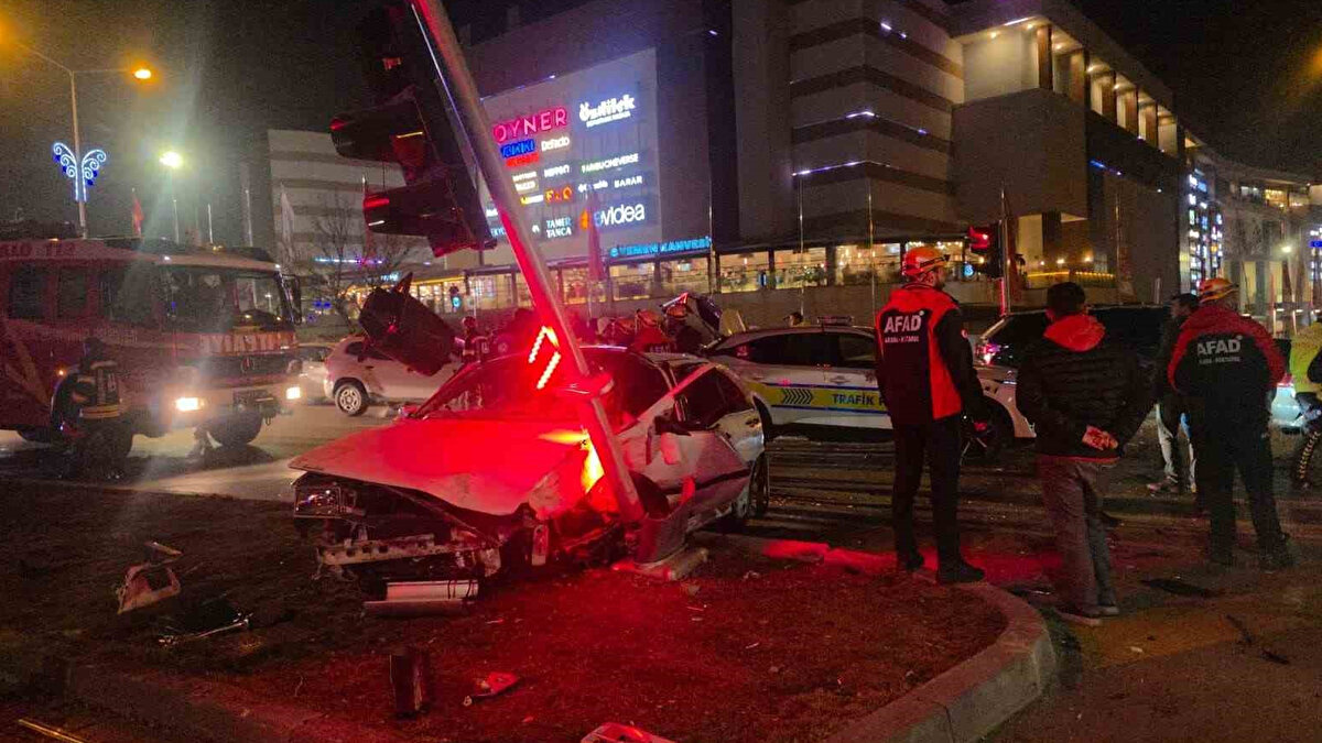 Erzurum Yakutiye ilçesi Terminal Caddesi civarında polis kontrol noktasından kaçan bir sürücünün karıştığı kaza 3 kişinin yaralanmasına neden oldu.