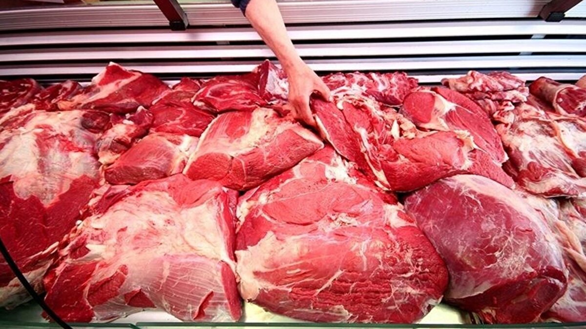 Kırmızı ette yıl sonuna kadar sabit tarife<br><br>Protokole göre PERDER üyesi zincir marketlerde dana kıyma kilogram fiyatı 485 TL, dana kuşbaşı ise 510 TL olarak uygulanacak. Güzeldere, İstanbul’un farklı bölgelerinde faaliyet gösteren yerel marketlerin bu adımla temel gıda ürünlerinde istikrar sağlayacağını vurguladı. Türkiye genelinde artan maliyet baskısına karşı bu uygulamanın tüketiciyi desteklemesi amaçlanıyor.