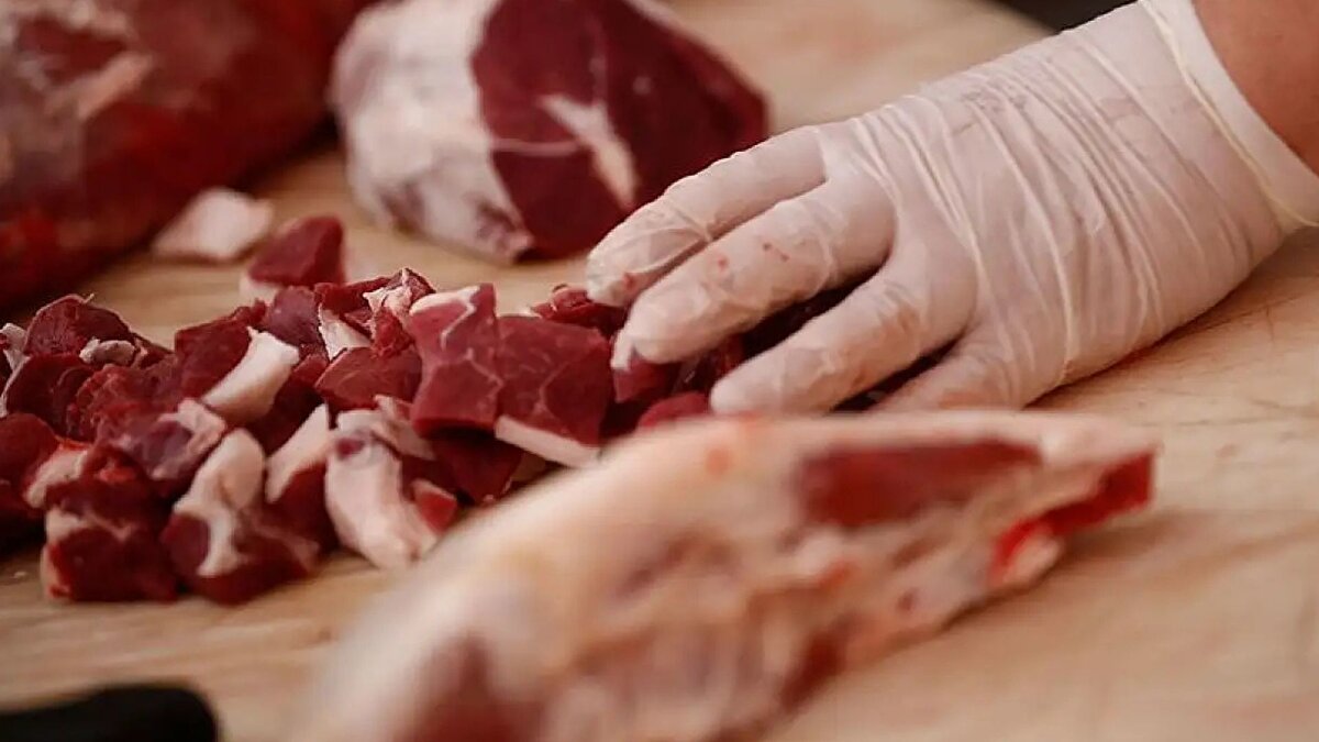 Tereyağında fiyat istikrarı korunacak<br><br>Et ürünlerinin yanı sıra tereyağı fiyatı da yıl sonuna kadar kilogramı 384 TL seviyesinde tutulacak. Güzeldere, PERDER çatısı altındaki marketlerin uzun süredir çeşitli kategorilerde indirim ve fiyat sabitleme çalışmaları yürüttüğünü, bu protokolün de benzer amaçla hayata geçirildiğini söyledi. Uygulama, İstanbul’da geniş bir tüketici kitlesine ulaşacak.