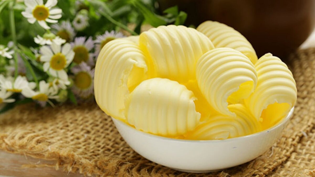 İstanbul Perakendeciler Derneği (PERDER), Et ve Süt Kurumu ile yaptığı anlaşmayla kırmızı et ve tereyağı fiyatlarının yıl sonuna kadar sabitleneceğini duyurdu. PERDER Yönetim Kurulu Üyesi Faruk Güzeldere, uygulamanın 31 Aralık’a kadar İstanbul’un tüm ilçelerinde geçerli olacağını belirtirken, tüketicinin ekonomik şartlar karşısında korunmasının hedeflendiğini ifade etti.