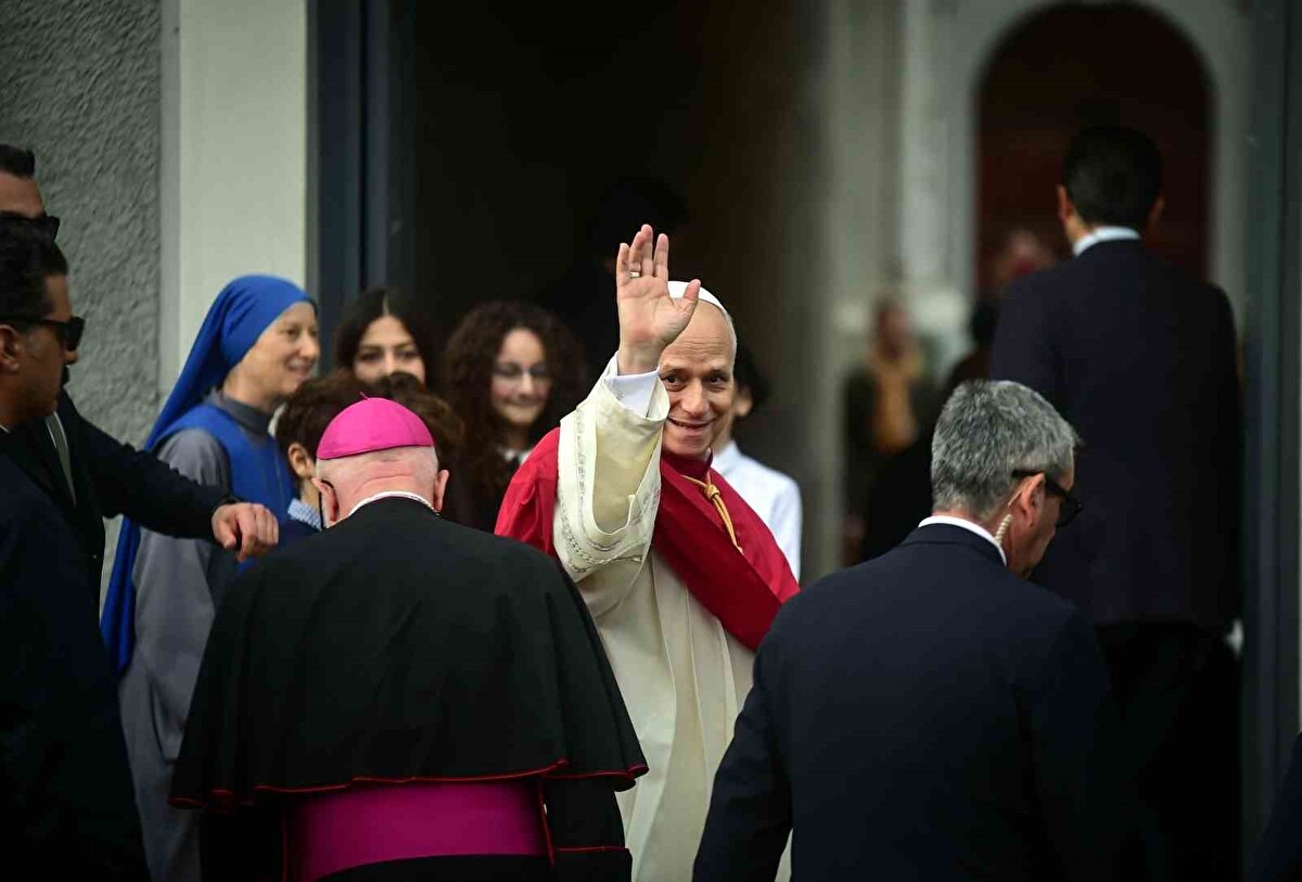 Din adamlarıyla buluşma ve karşılamalar<br>Papa 14. Leo, katedrale gelişinde çiçeklerle karşılandı ve kendisini takip edenlere el sallayarak içeri geçti. Vatikan Devlet Başkanı sıfatıyla İstanbul’daki Kutsal Ruh Katolik Kilisesi’nde piskoposlar, rahipler, diyakozlar ve diğer ruhani görevlilerle bir araya geldi. Ayinin ardından toplantıya katılanlara yönelik bir konuşma yaptı.