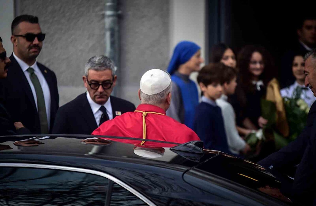 Papa 14. Leo’nun Türkiye ziyareti, Ankara’daki görüşmelerin ardından İstanbul’da devam etti. Geceyi Şişli’de bulunan Saint Esprit Katedrali’nde geçiren Papa, İstanbul’daki ilk programı kapsamında Harbiye’deki Kutsal Ruh Katedrali’ne geldi. Ziyaret öncesi bölgede geniş güvenlik tedbirleri uygulanırken, Papa’yı görmek isteyen vatandaşlar sabah saatlerinden itibaren katedral çevresinde beklemeye başladı.