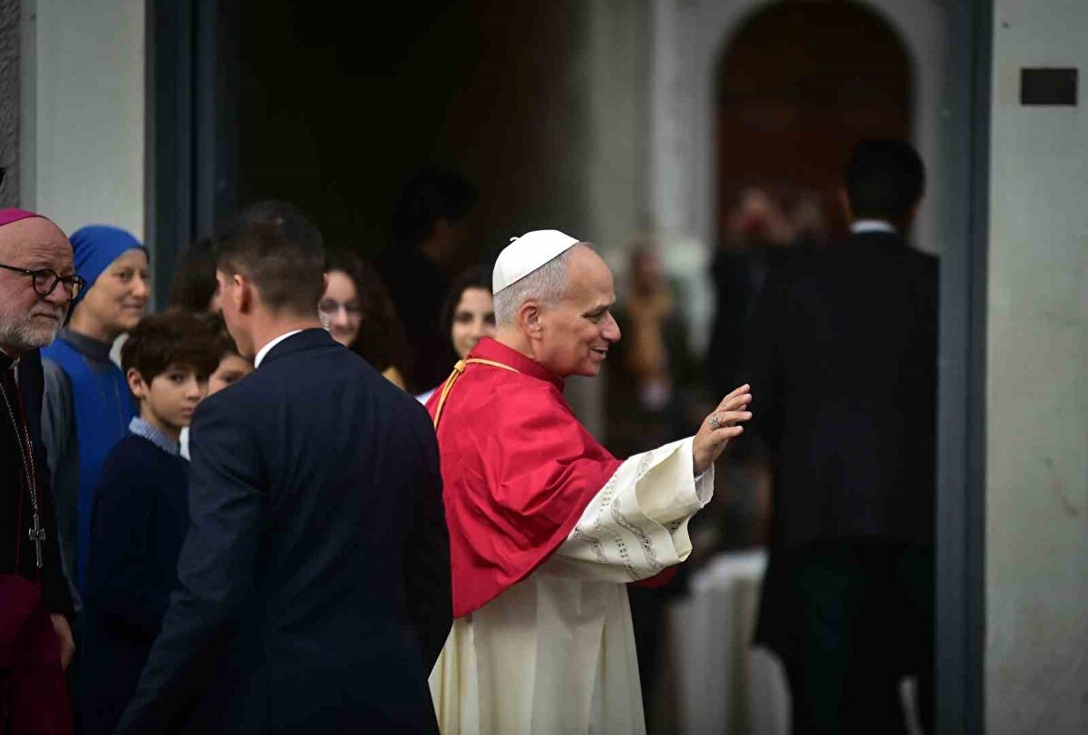 Anadolu’nun Hristiyanlık tarihindeki yeri<br>Papa, konuşmasında Hazreti İsa’nın havarilerinin Anadolu’ya uzanan yolculuklarına değinerek Antakya ve bugün İzmir’in sınırları içinde yer alan Efes Antik Kenti gibi merkezlerin ilk dönem Hristiyan toplulukları için taşıdığı öneme dikkat çekti. Türkiye’de farklı geleneklerden birçok Hristiyan topluluğunun varlığını sürdürdüğünü hatırlattı.
