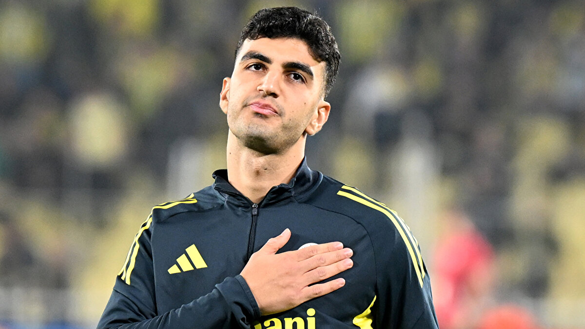 FENERBAHÇE'NİN YENİ YILDIZI: YİĞİT EFE DEMİR<br><br>Fenerbahçe'nin genç yerli stoperi 21 yaşındaki Yiğit Efe Demir, dün oynanan maçta ilk kez Fenerbahçe formasıyla taraftarın karşısına çıktı.