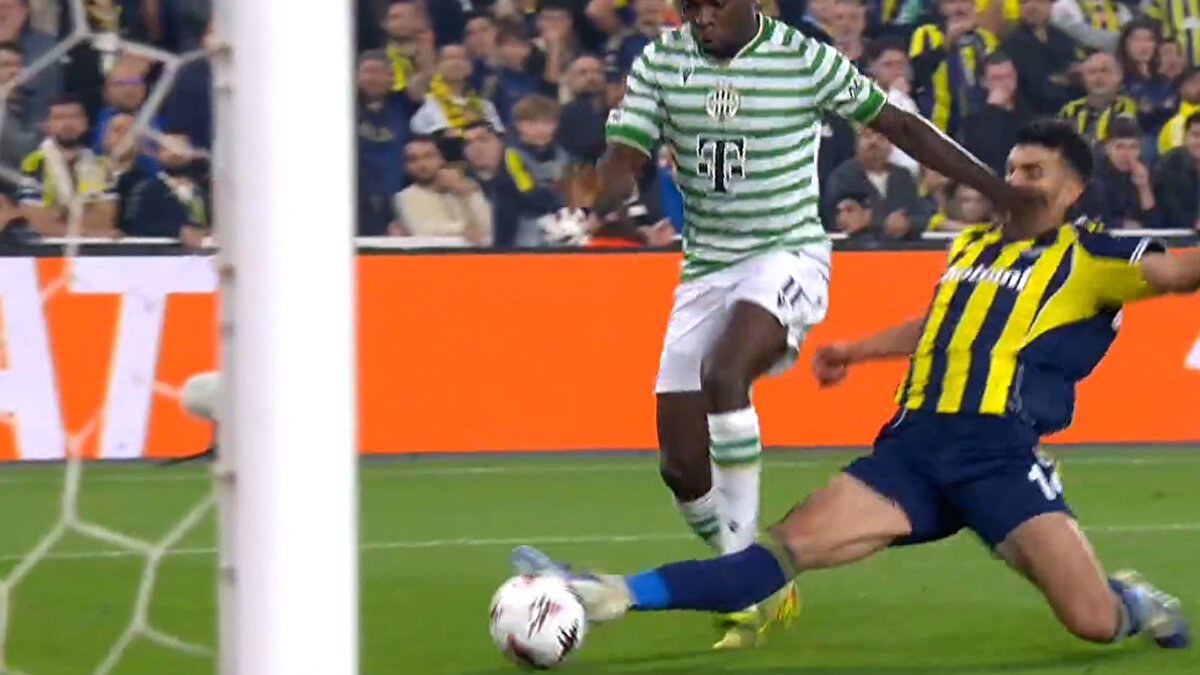 OYUNA DEVAM EDEMEDİ<br><br>76. dakikada ayağına kramp giren ve sakatlanan Yiğit Efe Demir oyuna devam edemedi. Genç oyuncu yerini Mert Müldür'e bıraktı.