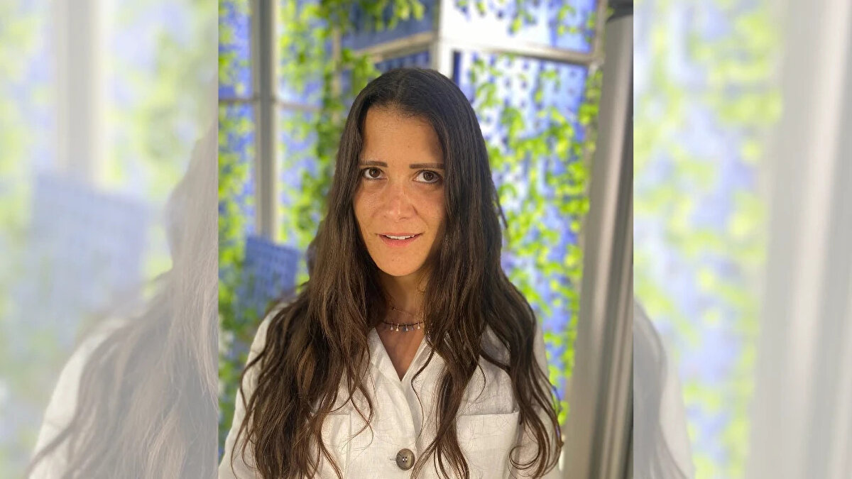 Boyner Holding Yönetim Kurulu Başkanı Cem Boyner ile Bilgün Sazak’ın kızı Elif Boyner, uzun süredir sürdürdüğü şehir yaşamını bırakarak Eskişehir’deki Sazak köyüne taşındı. İstanbul’dan uzaklaşma kararını sosyal medya paylaşımlarıyla duyuran Boyner, yeni hayatının merkezine sade yaşamı ve manevî çalışmaları yerleştirdi.