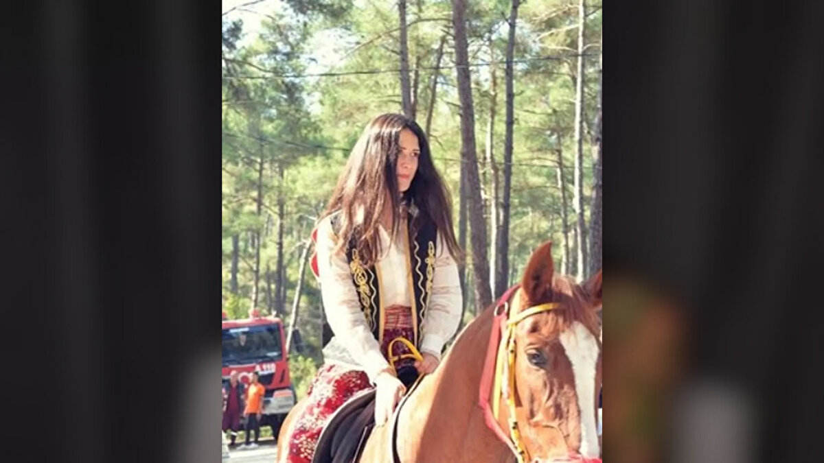 Sosyal medyada olumlu karşılık buldu<br><br>Elif Boyner'in videolarına kısa sürede binlerce yorum geldi. “Güzel bir örnek”, “Sadelik yakışmış”, “Harika bir tercih” gibi ifadeler dikkat çekerken, Boyner’in köye yerleşme kararının kalıcı olup olmayacağı ise takipçiler arasında merak konusu olmaya devam ediyor.