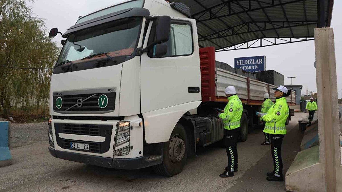 Tır şoförü Hüseyin Akbaş, uygulamanın önemine dikkat çekerek, “Kar yağmadan lastiklerimizi hazırladık. Polis ekipleri görevlerini yapıyor, biz de güvenliğimiz için kurallara uymaya özen gösteriyoruz” dedi. 