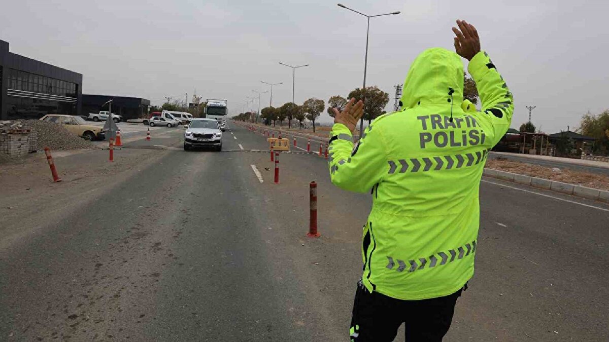 Elazığ’da polis ekipleri, kış lastiği denetimlerini aralıksız sürdürüyor. Ülke genelinde 15 Kasım itibarıyla başlayan ticari araçlarda kış lastiği zorunluluğu, şehirde de titizlikle takip ediliyor. Denetimler kapsamında ekipler, araçların lastiklerini tek tek kontrol ederek eksikliği tespit edilen sürücülere 5 bin 856 lira ceza kesti.