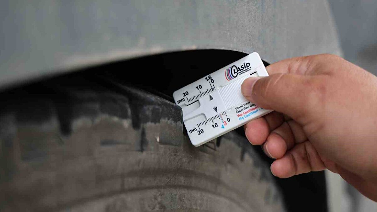 Denetimler sırasında sürücülere, güvenli sürüş için kış lastiği kullanmanın önemi anlatılıyor ve bilgilendirici broşürler dağıtılıyor. Yetkililer, kar ve olumsuz hava koşullarına karşı hazırlıklı olunmasının can güvenliği açısından kritik olduğunu vurguladı.