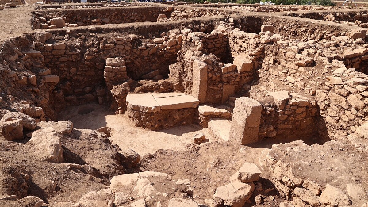 Doç. Dr. Güldoğan, kabartmaların kuzey yönüne dönük olarak yerleştirildiğini ve etrafının blok taşlarla çevrili bir yapının parçası olduğunu söyledi. Platformun çevresinde ana kaya üzerine açılmış çukurların ve belirli yapısal unsurların bulunduğu kaydedildi. Bu yapı, neolitik dönemde özel alanları sınırlamak ve sanatsal ifadeyi sergilemek amacıyla inşa edilmiş olarak değerlendiriliyor.