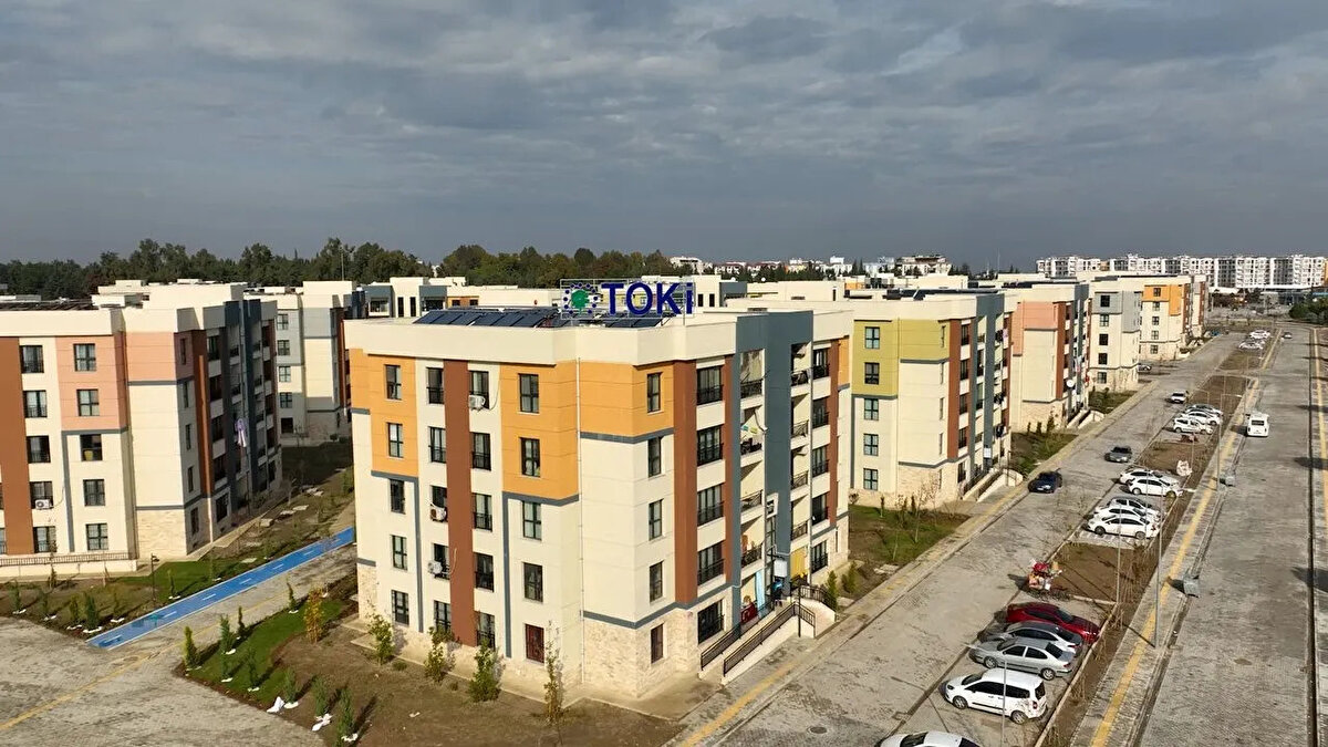 TOKİ Başvurusu Nasıl Yapılır ve Hangi Bankalara Yatırılır?<br>Başvuru işlemleri e-Devlet sistemi üzerinden veya projenin anlaşmalı olduğu banka şubelerinden gerçekleştirilebilir. Başvuruların geçerli sayılabilmesi için işlemlerin şu bankalar aracılığıyla yapılması gerekmektedir:<br><br>T.C. Ziraat Bankası A.Ş.<br><br>T. Halk Bankası A.Ş.<br><br>T. Emlak Katılım Bankası A.Ş.