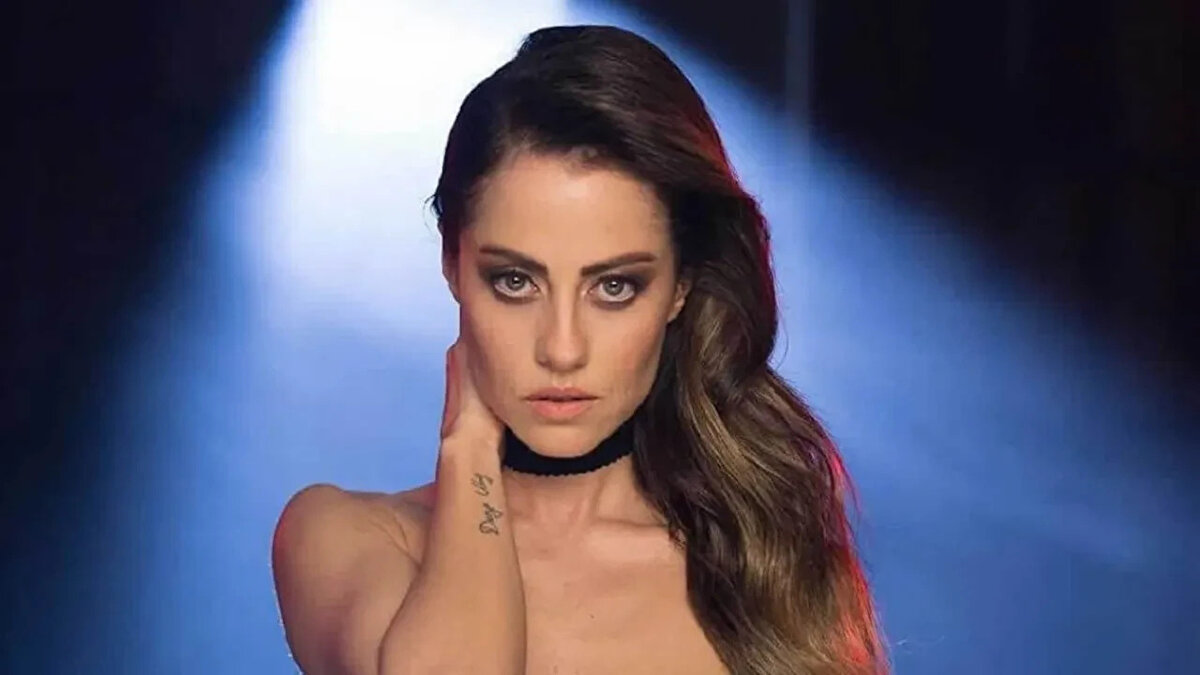 Türkiye’de ünlü isimlerin karşı karşıya kaldığı ısrarlı takip vakalarına bir yenisi eklendi. Şarkıcı Derya Uluğ ve nişanlısı Asil Gök, uzun süredir kendilerini takip eden ve defalarca rahatsız eden Şinasi Türkmen hakkında savcılığa giderek şikâyette bulundu. Sanığın, uzaklaştırma kararına rağmen çiftin İzmir konserlerini takip etmeye devam etmesi, süreci yargıya taşıyan kritik noktalardan biri oldu.