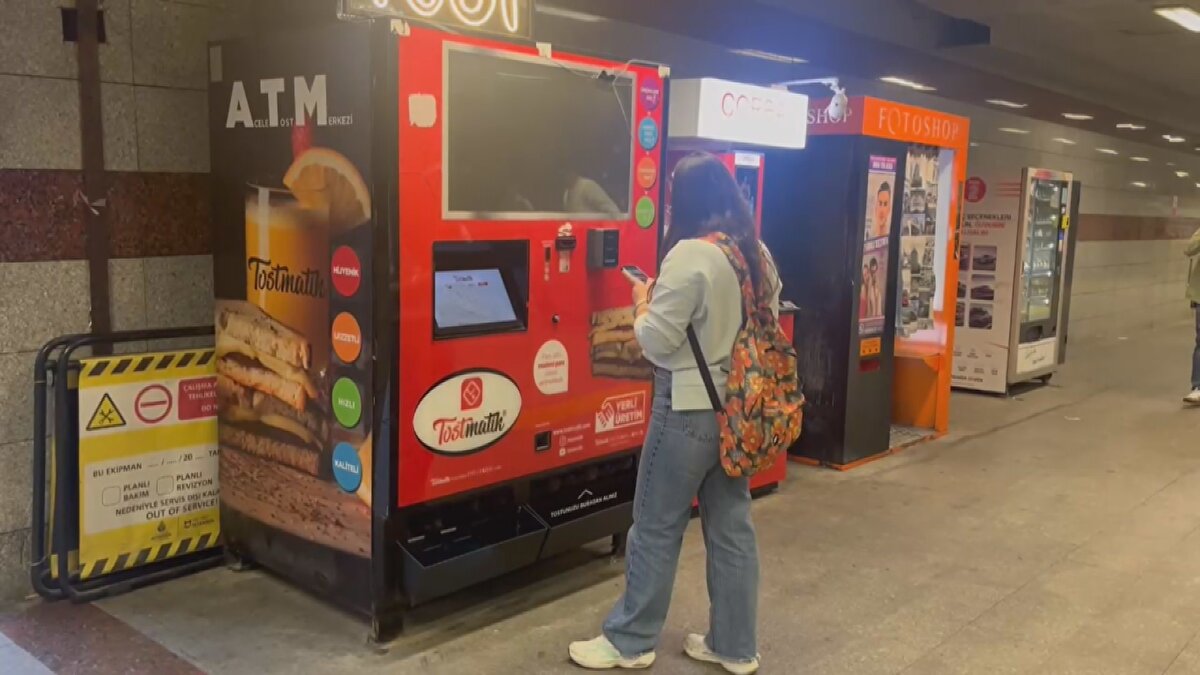 Doğru Temizlik ve Sıcaklık Şart<br><br>Uzman, sıcak servis edilen ürünlerde 65–70 derece üzerinde sıcaklığın korunmasının riskleri azalttığını söylüyor. “Otomatların iç hazneleri ve su tankları düzenli olarak temizlenmeli, gıda ile temas eden tüm yüzeyler uygun dezenfektanlarla sterilize edilmelidir. Aksi takdirde bağışıklığı düşük kişiler için ciddi sağlık sorunları oluşabilir” uyarısında bulunuyor.