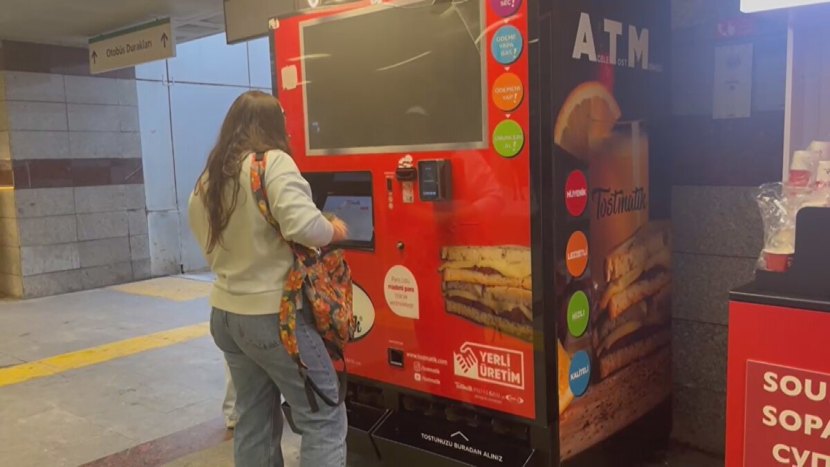 Vatandaşlar otomatların hijyenine karşı farklı görüşler sergiliyor. Bazı kullanıcılar, makine ile ürünlerin doğrudan temasının daha güvenli olduğunu düşünürken, bazıları özellikle çorba gibi sıcak gıdalar için temkinli yaklaşıyor. İstanbul’da çorba alan Yasin Elevli, “Tanıdık yerlerden almaya özen gösteriyorum ama dışarıda çorba da tercih ettik” derken, Sedef Yılmaz otomatları çikolata veya paketli ürünler için kullanmayı tercih ettiğini belirtiyor.