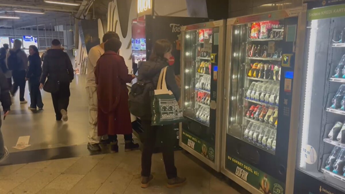 Şehir yaşamının yoğun temposu, hızlı ve pratik yiyecek ihtiyacını artırıyor. Türkiye genelindeki metro istasyonları, otobüs terminalleri, üniversiteler ve alışveriş merkezlerinde yaygınlaşan çay, kahve, sandviç ve çorba otomatları, kısa sürede ulaşılabilirlik avantajı sunuyor. Ancak Gıda Güvenliği Denetim Uzmanı ve Gıda Mühendisi Nurten Sırma, otomatların gerekli bakım ve hijyen prosedürleri uygulanmadığında ciddi sağlık riskleri doğurduğunu belirtiyor.